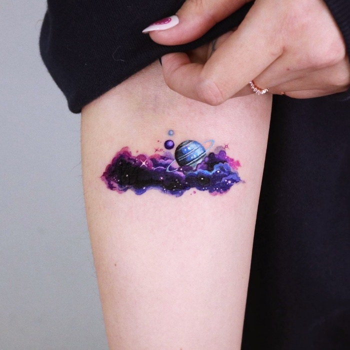 tatuajes inspirados en la galaxia, la luna, planetas, cosmos, galaxias, estrellas, en colores morados, azul, blanco y negro, rosa, blanco, gris