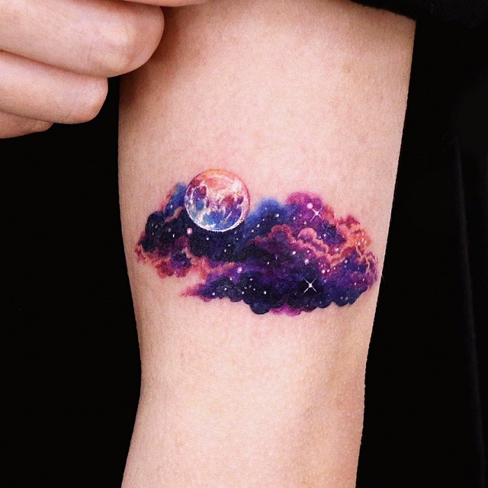 tatuajes inspirados en la galaxia, la luna, planetas, cosmos, galaxias, estrellas, en colores morados, azul, blanco y negro, rosa, blanco, gris