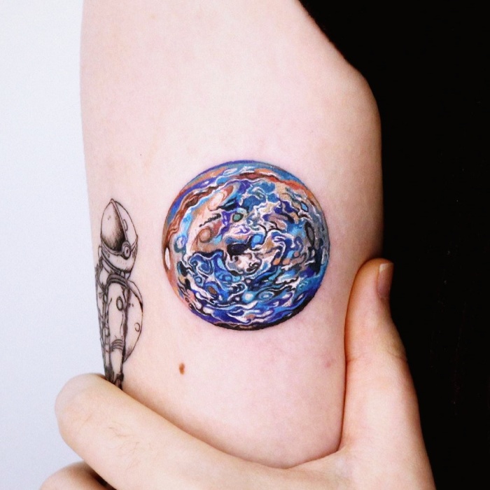 tatuajes inspirados en la galaxia, la luna, planetas, cosmos, galaxias, estrellas, en colores morados, azul, blanco y negro, rosa, blanco, gris