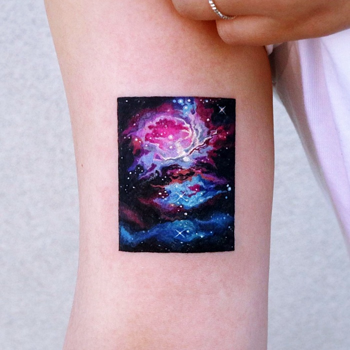 tatuajes inspirados en la galaxia, la luna, planetas, cosmos, galaxias, estrellas, en colores morados, azul, blanco y negro, rosa, blanco, gris
