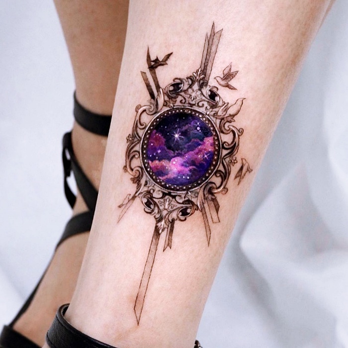 tatuajes inspirados en la galaxia, la luna, planetas, cosmos, galaxias, estrellas, en colores morados, azul, blanco y negro, rosa, blanco, gris
