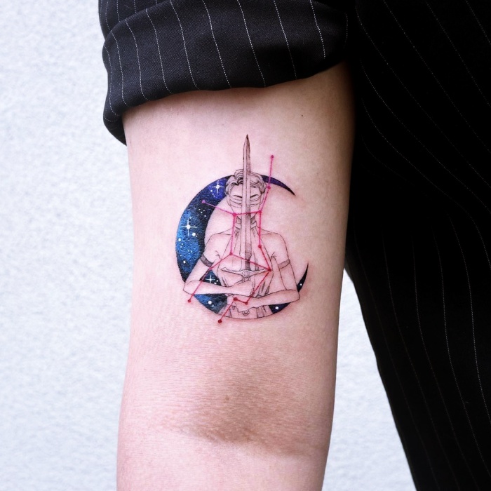 tatuajes inspirados en la galaxia, la luna, planetas, cosmos, galaxias, estrellas, en colores morados, azul, blanco y negro, rosa, blanco, gris