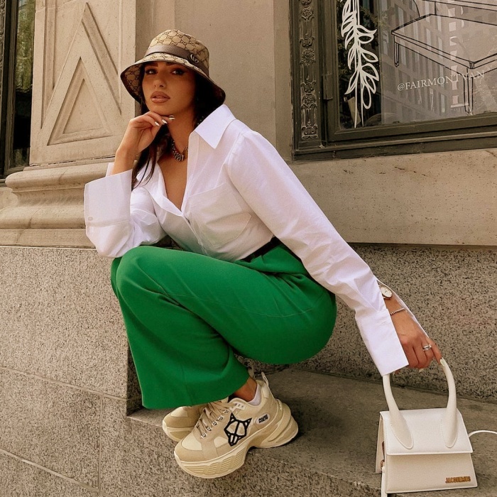 chica de cabello largo rubio, castaño, claro, corto, con lentes de sol, bucket hat, playera oversized, mom jeans, tenis, tacones, vestido, botas, bolso pequeño, cárdigan, joyería, accesorios