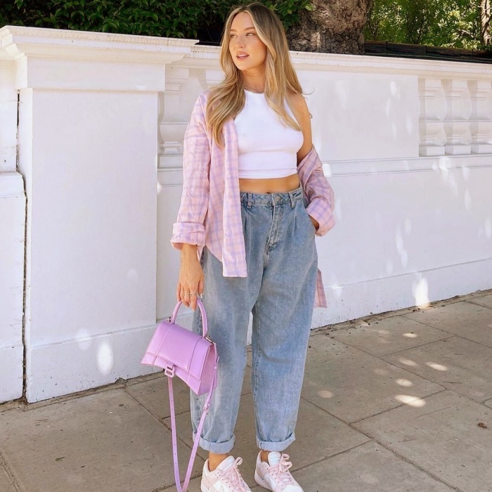 chica de cabello largo rubio, castaño, claro, corto, con lentes de sol, bucket hat, playera oversized, mom jeans, tenis, tacones, vestido, botas, bolso pequeño, cárdigan, joyería, accesorios