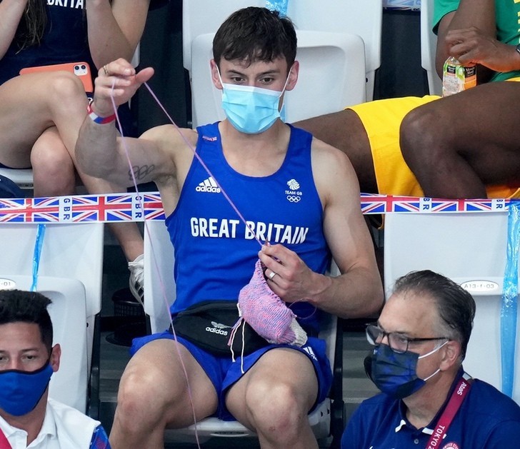 Tom Daley tejiendo; Artesana mexicana hizo un muñeco de Tom Daley y él ya le respondió