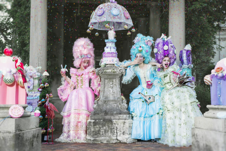 Chicas en una sesión de fotos vestidas como María Antonieta