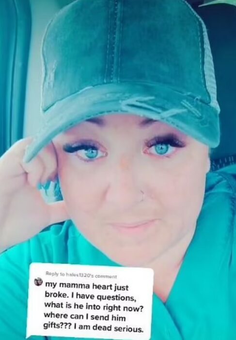 Mujer en TikTok contando cómo nadie llegó a la fiesta de su hijo