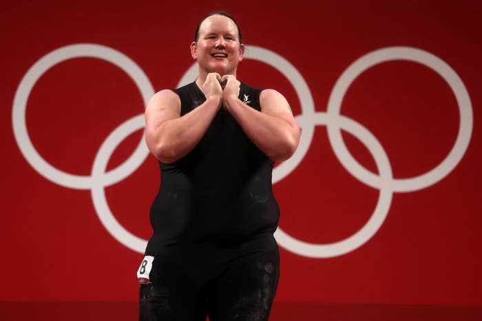 Atleta Laurel Hubbard levantando pesas en los juegos olímpicos 