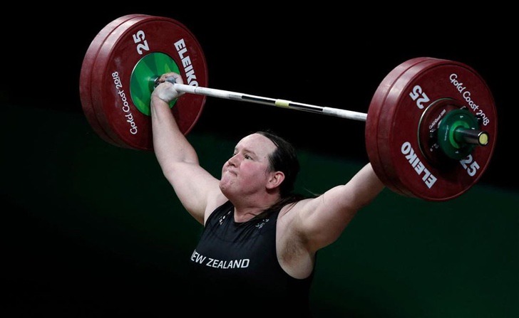 Atleta Laurel Hubbard levantando pesas en los juegos olímpicos 