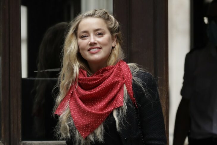 Amber Heard saliendo de la corte; Productor de 'Aquaman 2' ignora las 2 millones de peticiones para despedir a Amber Heard