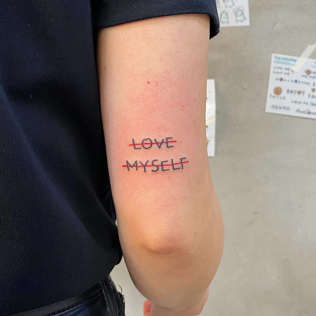 Frase motivacional ;13 Tatuajes minimalistas a los que no te podrás resistir