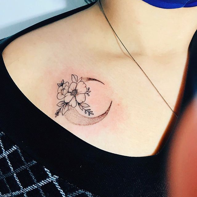Media luna con flores ;13 Tatuajes minimalistas a los que no te podrás resistir