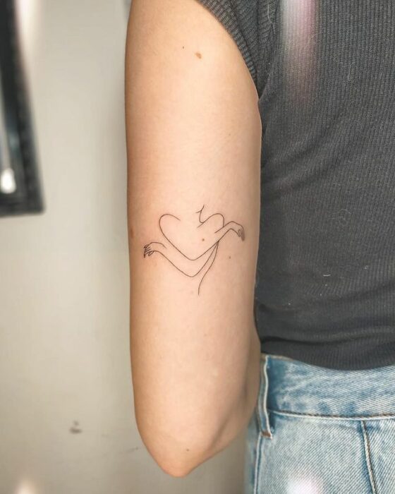 Silueta mujer abrazándose ;13 Tatuajes minimalistas a los que no te podrás resistir