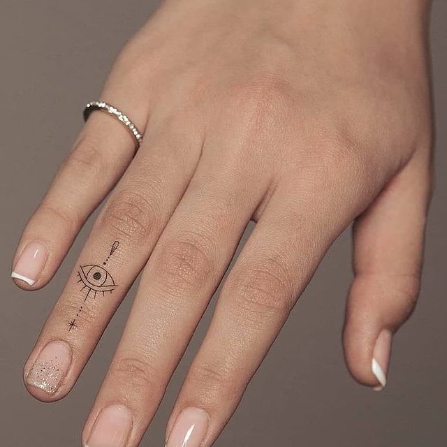 Ojo curativo ;13 Tatuajes minimalistas a los que no te podrás resistir