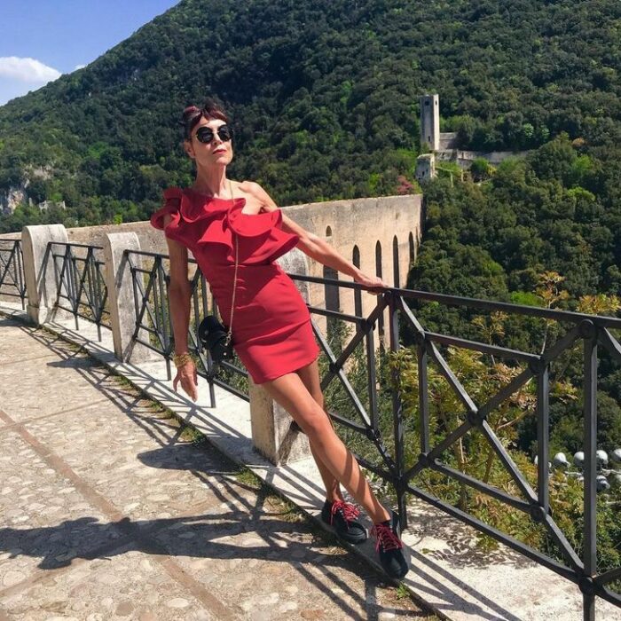 Norma Williams con vestido rojo con olanes ; Tiene 72 años pero mantiene una silueta como de modelo que sorprende a todo internet