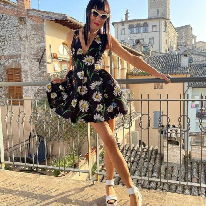 Norma Williams con vestido de margaritas ; Tiene 72 años pero mantiene una silueta como de modelo que sorprende a todo internet