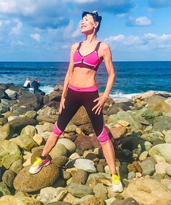 Norma Williams con conjunto sport ; Tiene 72 años pero mantiene una silueta como de modelo que sorprende a todo internet