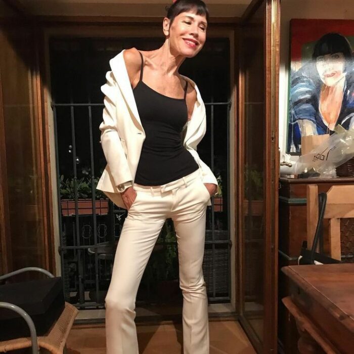 Norma Williams con traje sastre ; Tiene 72 años pero mantiene una silueta como de modelo que sorprende a todo internet