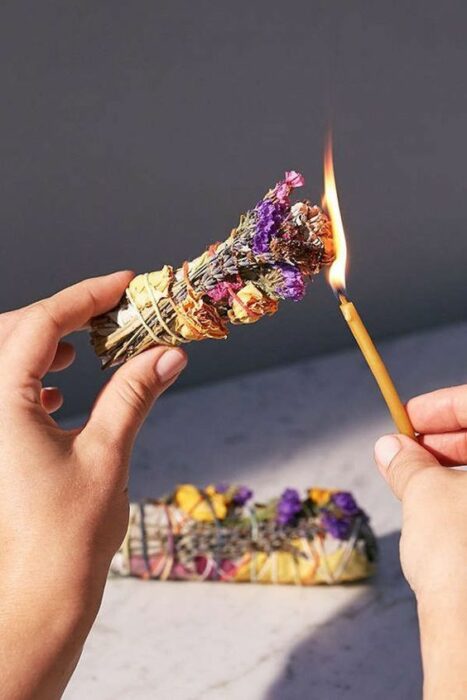 chica quemando flores; Cómo hacer tu propio sahumiero