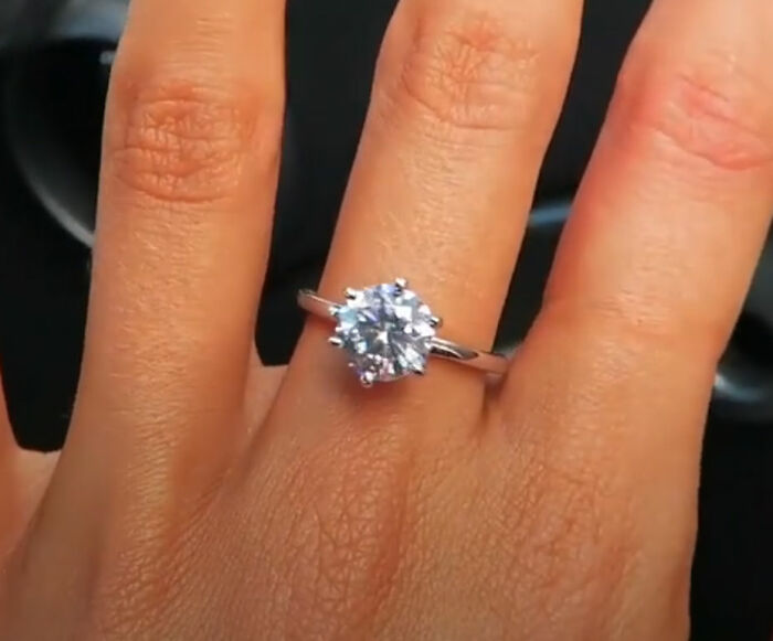 Anillo de compromiso; Este hombre le regaló un anillo de diamante falso a su novia cazafortunas