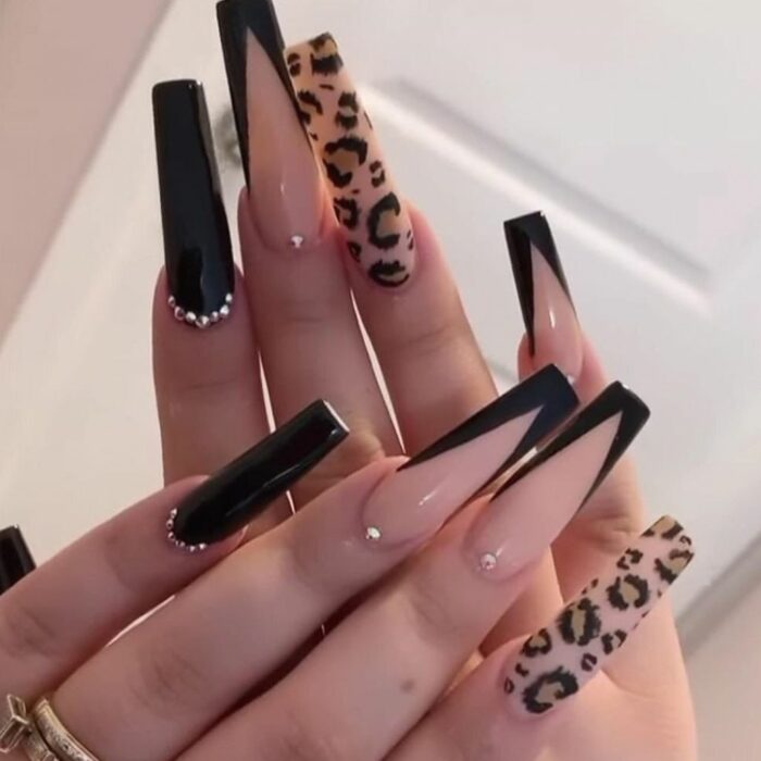 Chica con unas uñas estilo bichota