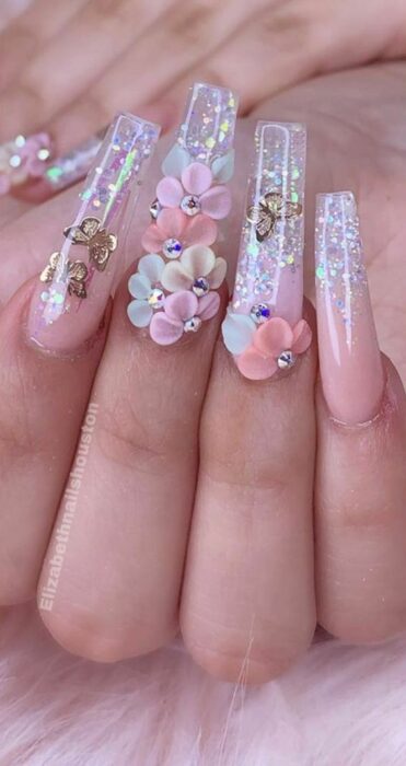 Chica con unas uñas estilo bichota