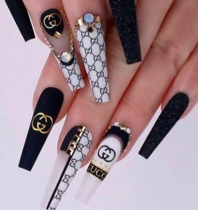 Chica con unas uñas estilo bichota