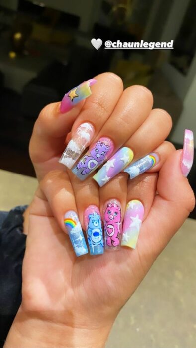 Chica con unas uñas estilo bichota