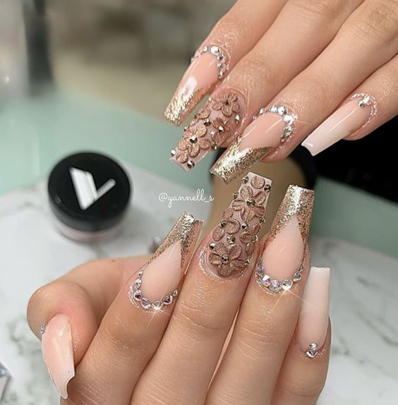 Chica con unas uñas estilo bichota