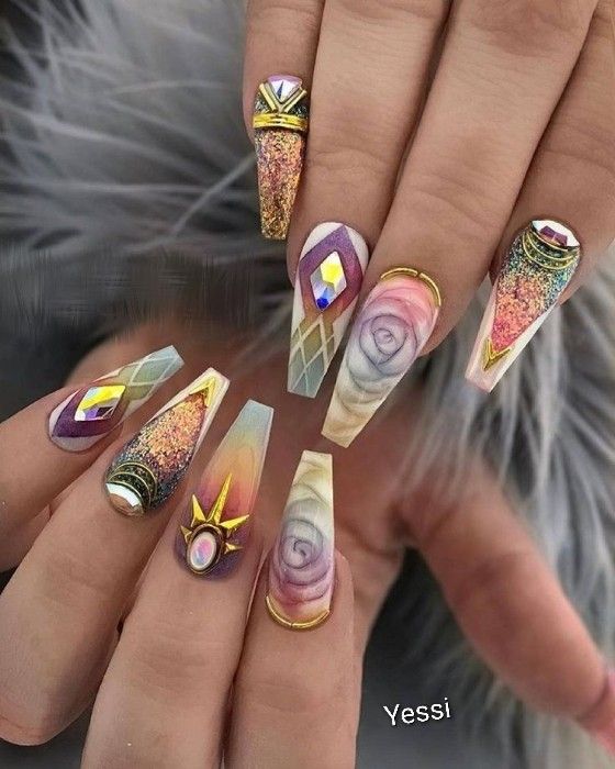 Chica con unas uñas estilo bichota