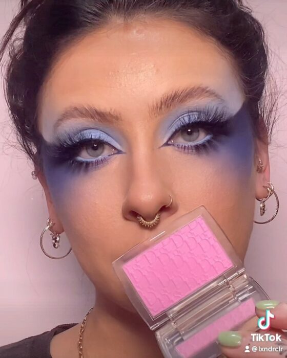 Chica con los ojos pintados en la tendencia Bardot Eyes