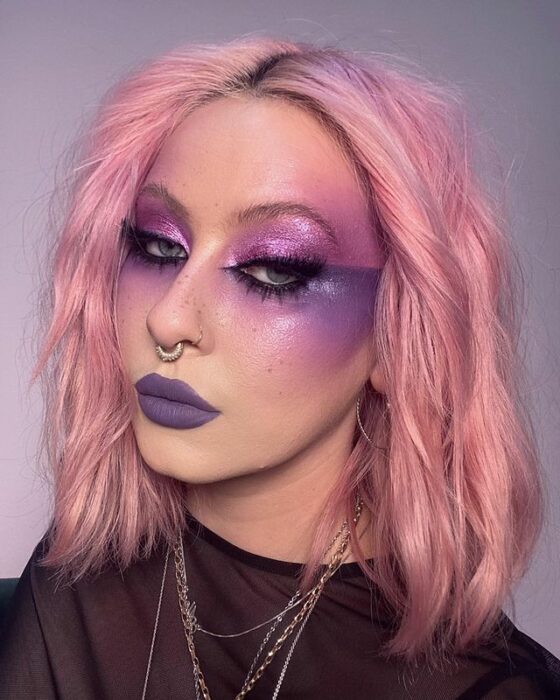 Chica con los ojos pintados en la tendencia Bardot Eyes