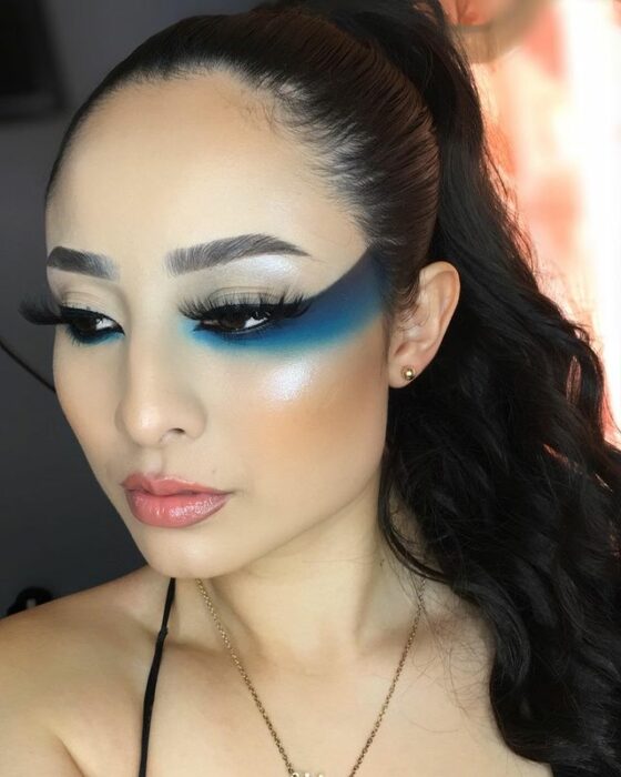 Chica con los ojos pintados en la tendencia Bardot Eyes