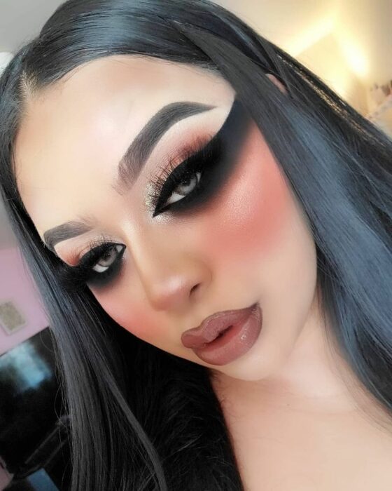 Chica con los ojos pintados en la tendencia Bardot Eyes