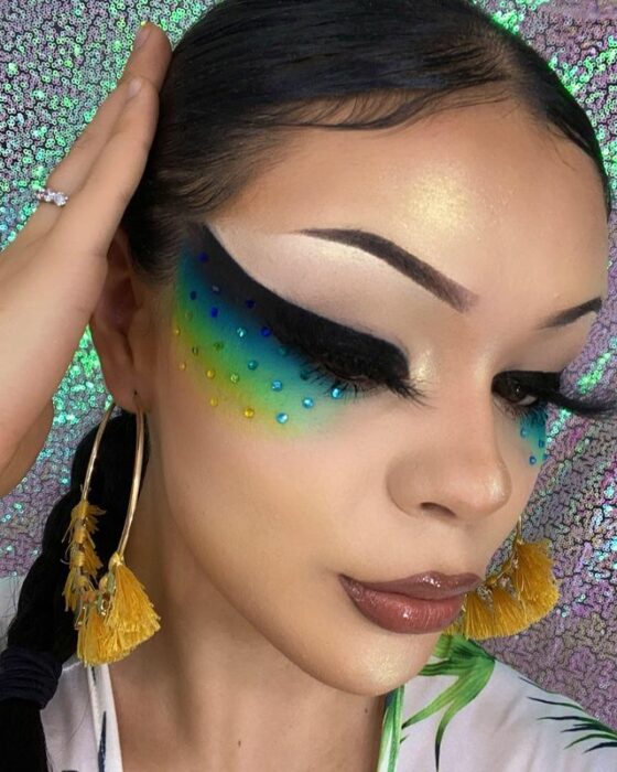 Chica con los ojos pintados en la tendencia Bardot Eyes