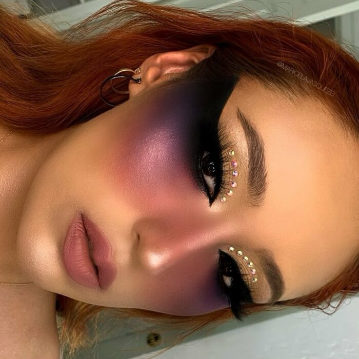 Chica con los ojos pintados en la tendencia Bardot Eyes