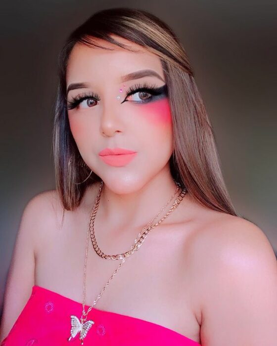 Chica con los ojos pintados en la tendencia Bardot Eyes