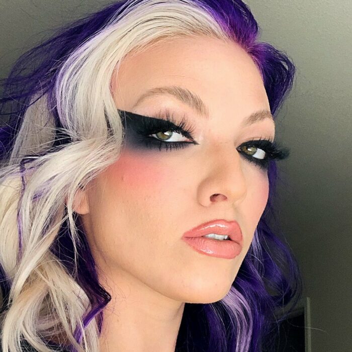 Chica con los ojos pintados en la tendencia Bardot Eyes