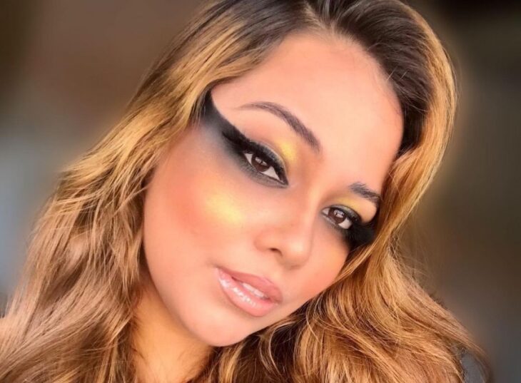 Chica con los ojos pintados en la tendencia Bardot Eyes