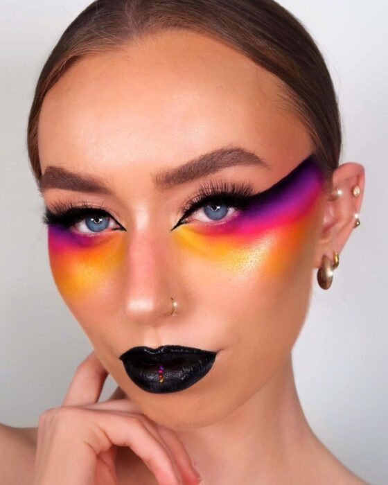 Chica con los ojos pintados en la tendencia Bardot Eyes