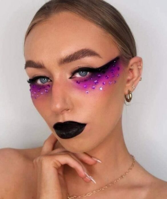 Chica con los ojos pintados en la tendencia Bardot Eyes