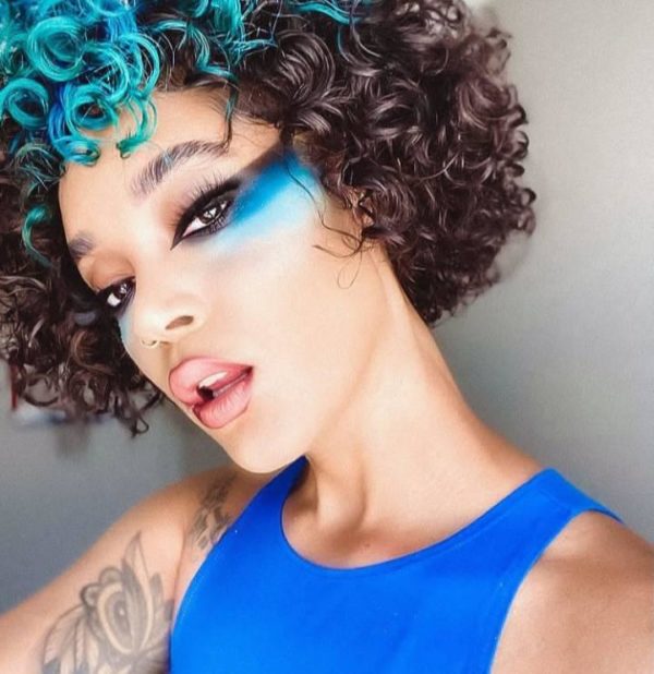 Chica con los ojos pintados en la tendencia Bardot Eyes