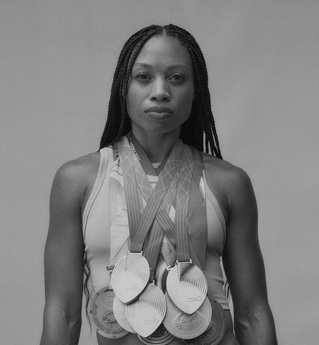 Mujer portando medallas olímpicas; Allyson Félix, la atleta que discriminó por ser madre y regresó a casa con una medalla olímpica