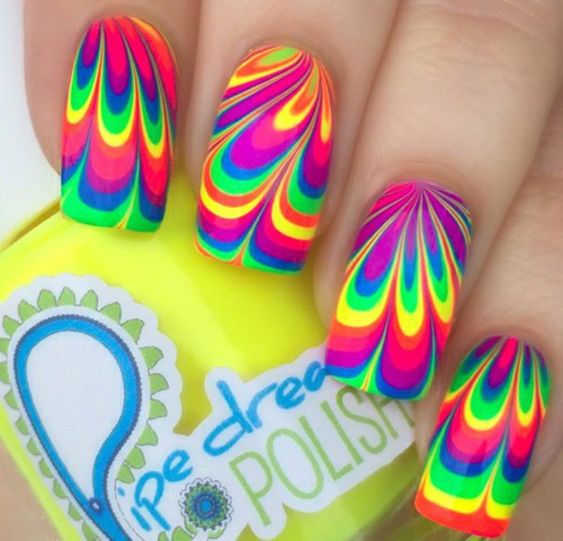 ondas fluorescentes ;14 Manicuras psicodélicas a las que no te podrás negar