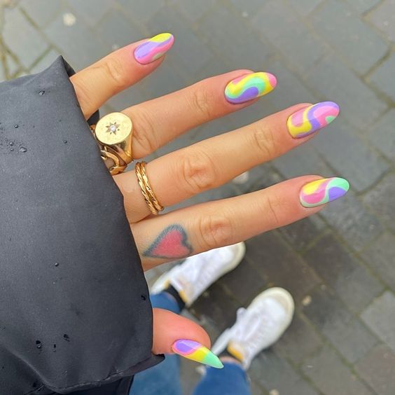 Ondas pastel ;14 Manicuras psicodélicas a las que no te podrás negar