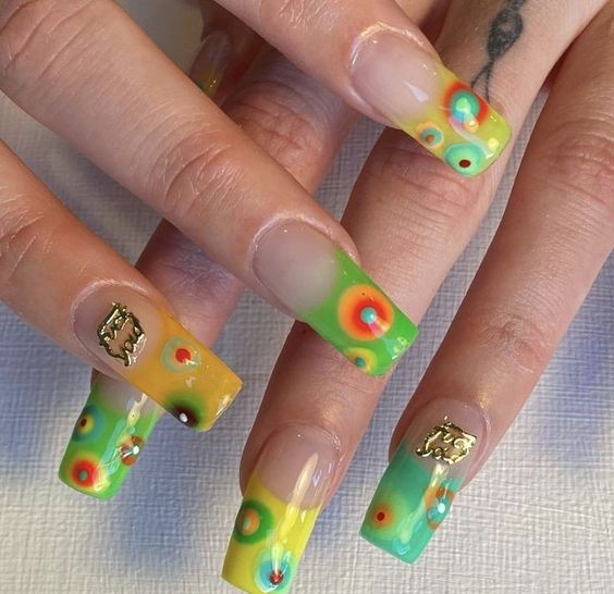 Manicura en tonos verdes fluorescentes ;14 Manicuras psicodélicas a las que no te podrás negar