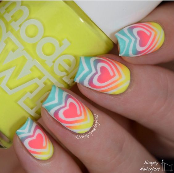 Manicura con tonos fluorescentes y corazón al centro ;14 Manicuras psicodélicas a las que no te podrás negar