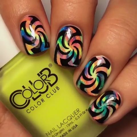 Manicura con reguilete en negro ;14 Manicuras psicodélicas a las que no te podrás negar