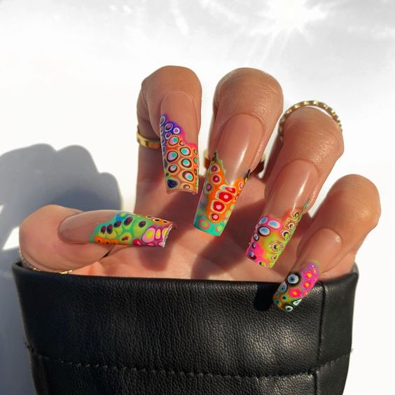 Manicura en tonos fluorescentes con puntos 3D ;14 Manicuras psicodélicas a las que no te podrás negar