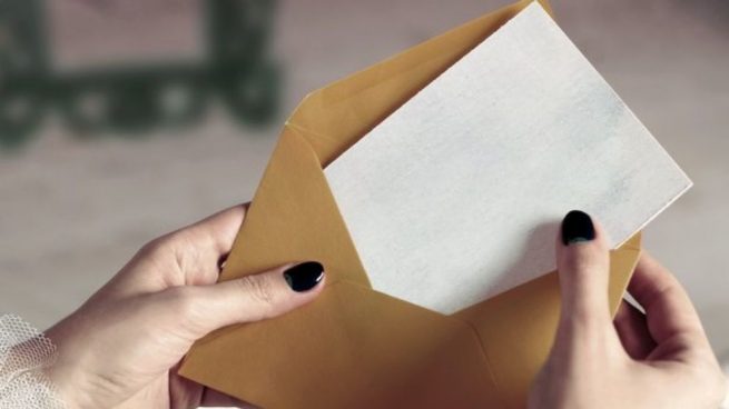 Carta dentro de un sobre ;15 Vecinos tan molestos que no te gustaría vivir en su vecindario